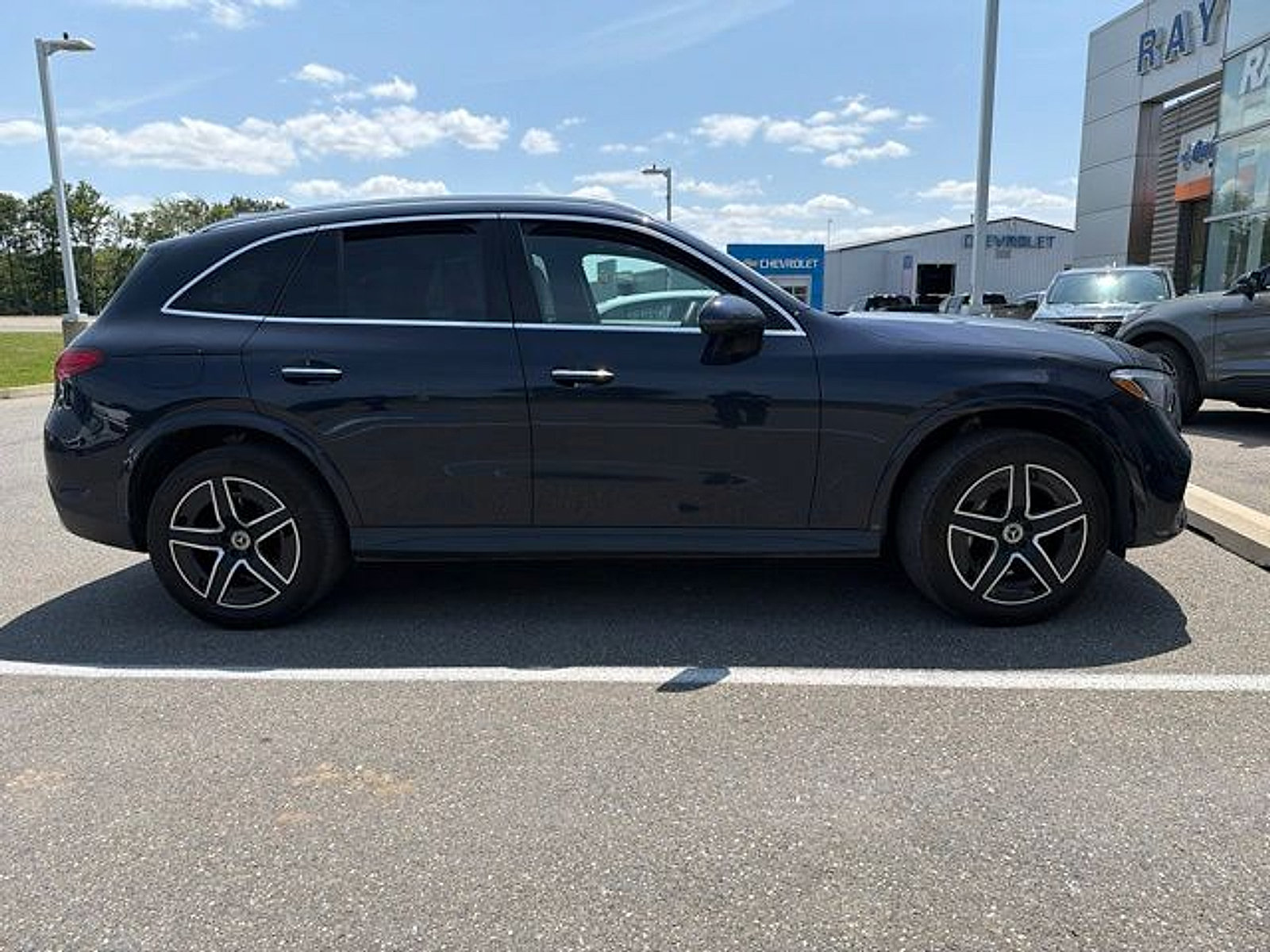 Used 2024 Mercedes-Benz GLC 300 4MATIC image 2