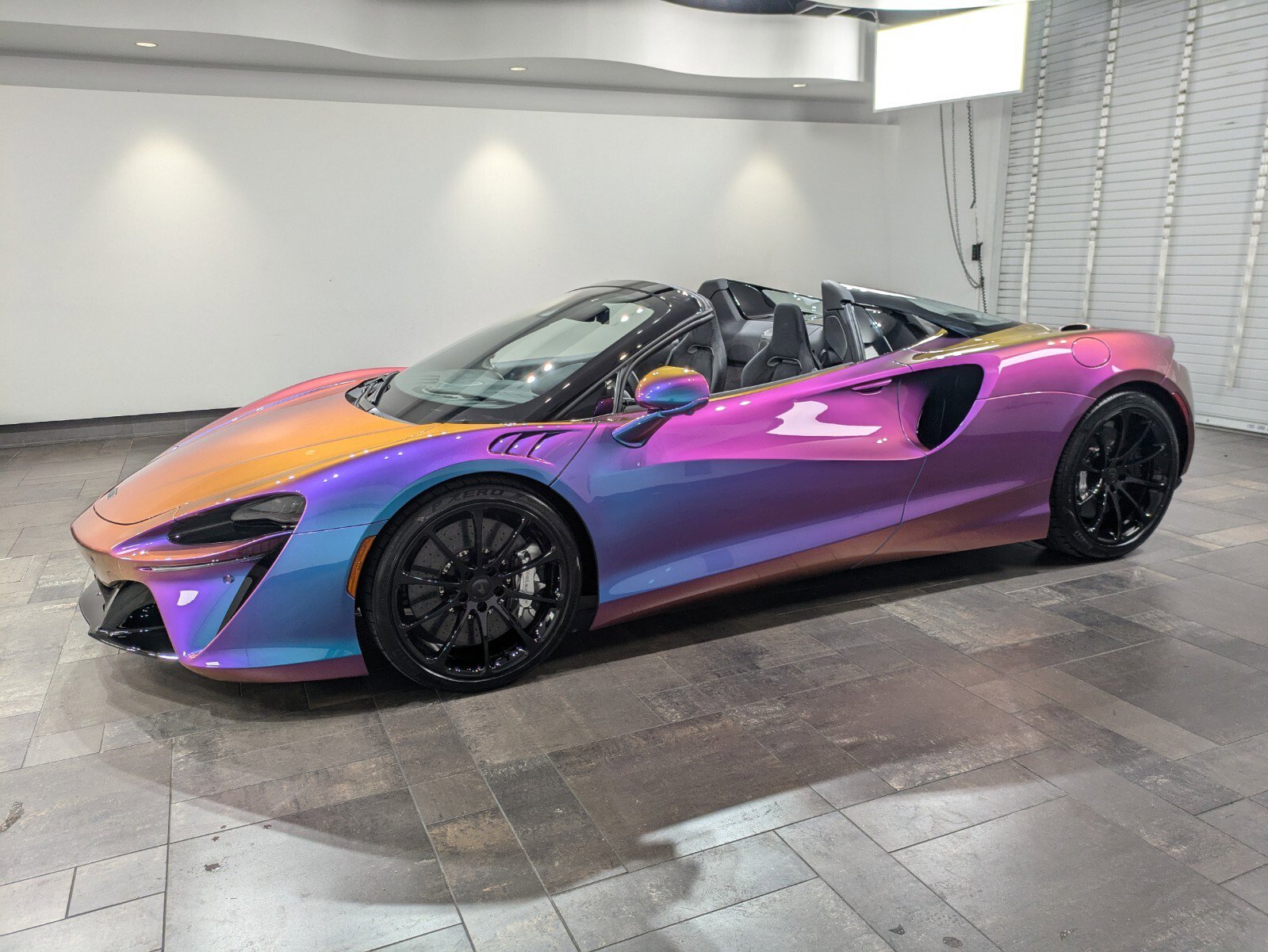 Used 2025 McLaren Artura Spider image 3