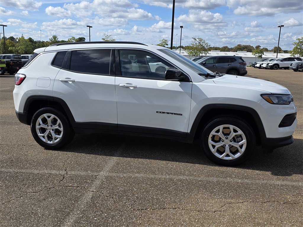 Used 2024 Jeep Compass Latitude image 3