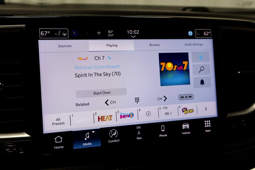 Used 2025 Chrysler Pacifica Limited FWD image 3