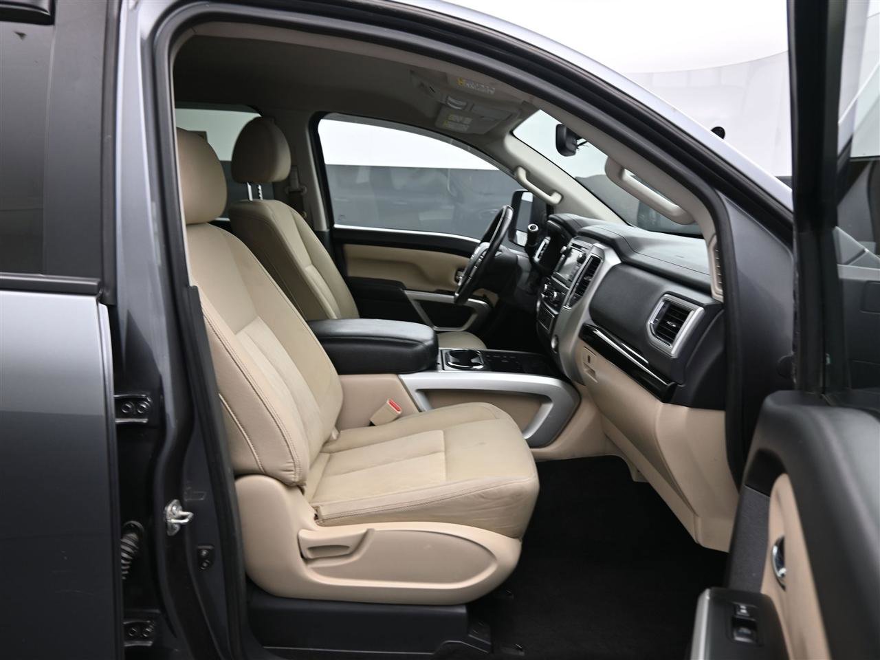 Used 2016 Nissan Titan SV RWD image 9