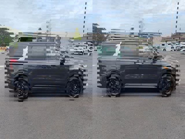 Used 2025 Kia Carnival FWD image 8