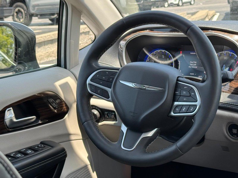 Used 2023 Chrysler Pacifica Limited FWD image 13