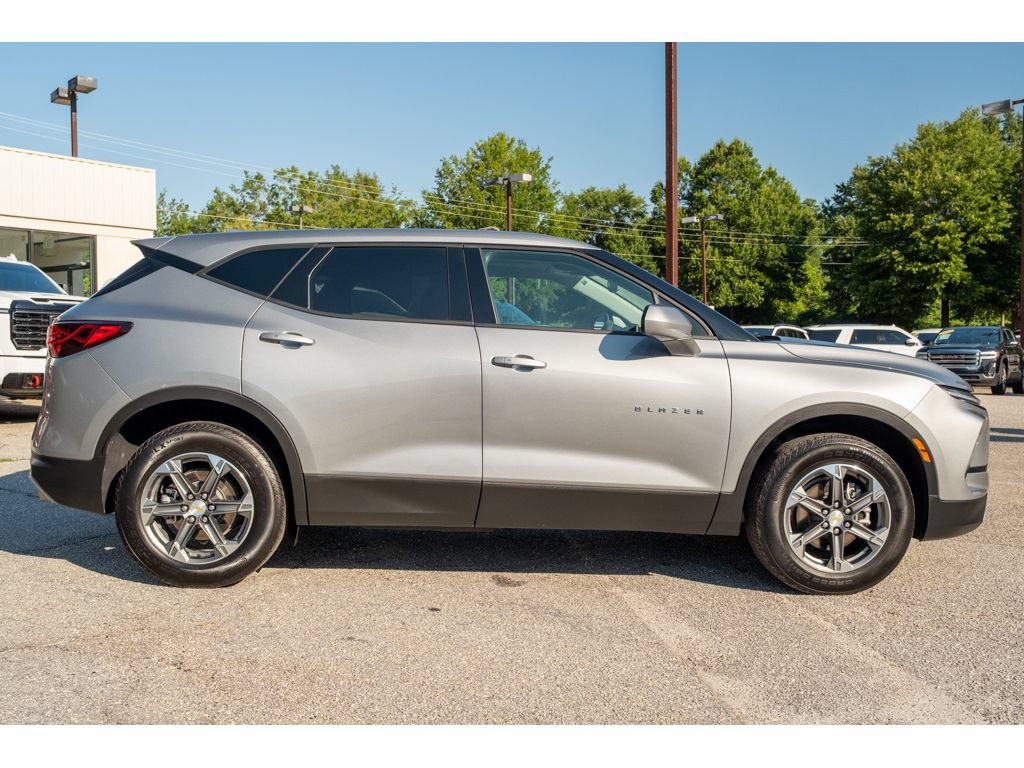 Used 2025 Chevrolet Blazer LT AWD/4WD image 9