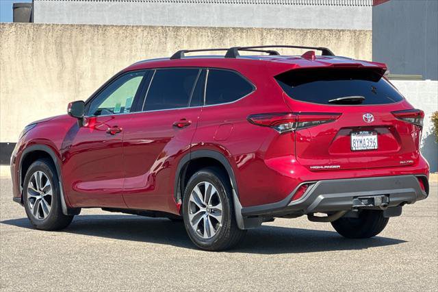Certified 2021 Toyota Highlander XLE AWD/4WD image 7