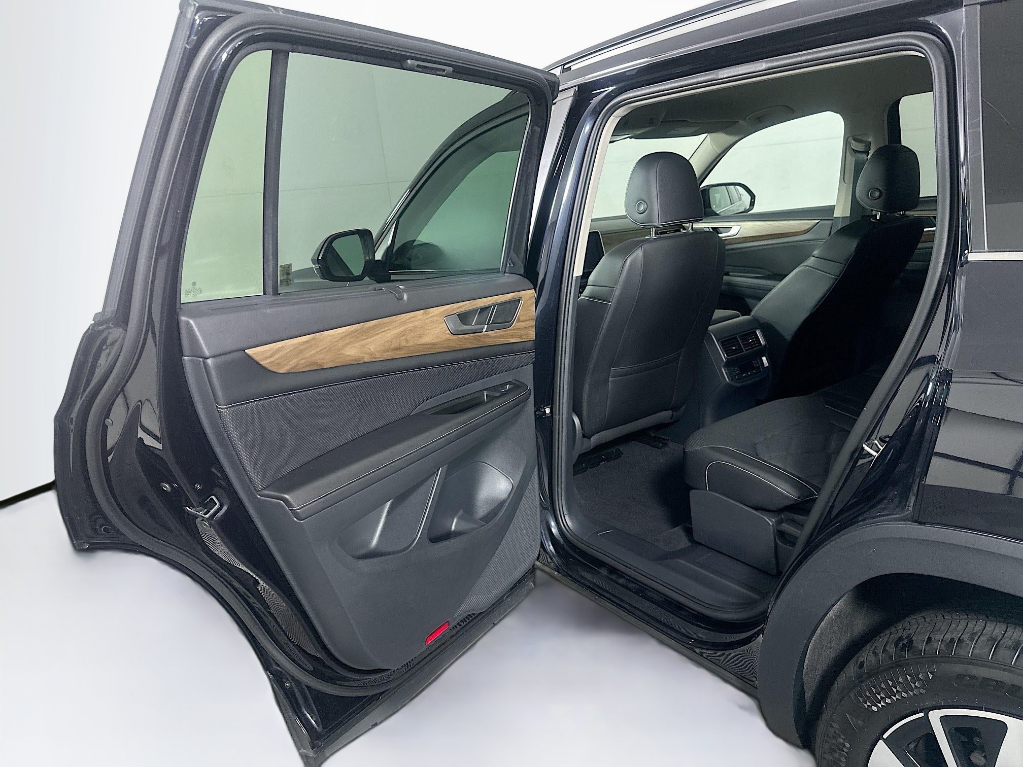 Used 2025 Volkswagen Atlas SE FWD image 24