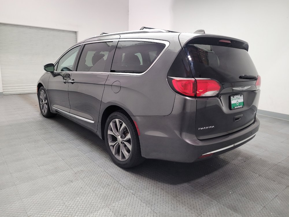 Used 2017 Chrysler Pacifica Limited w/ UConnect Theater Package FWD image 5