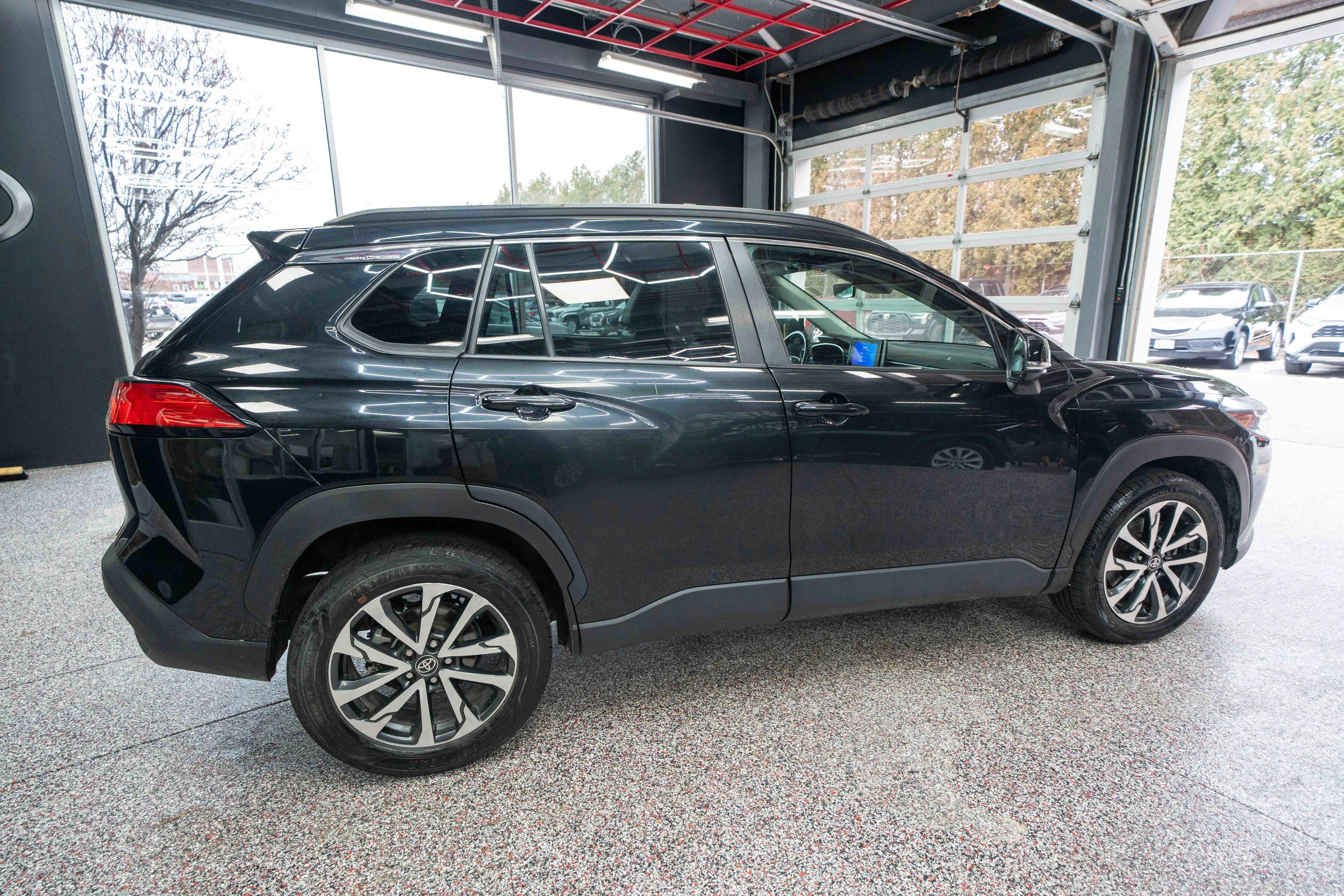 Used 2023 Toyota Corolla Cross XLE image 4