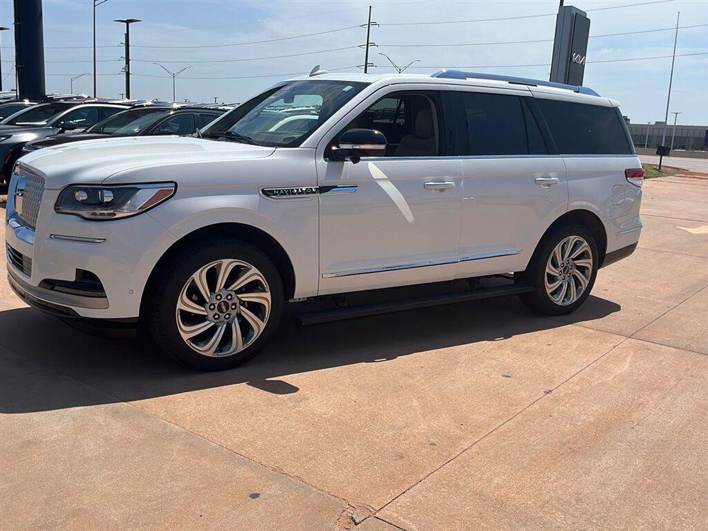 Used 2024 Lincoln Navigator Reserve AWD/4WD image 2