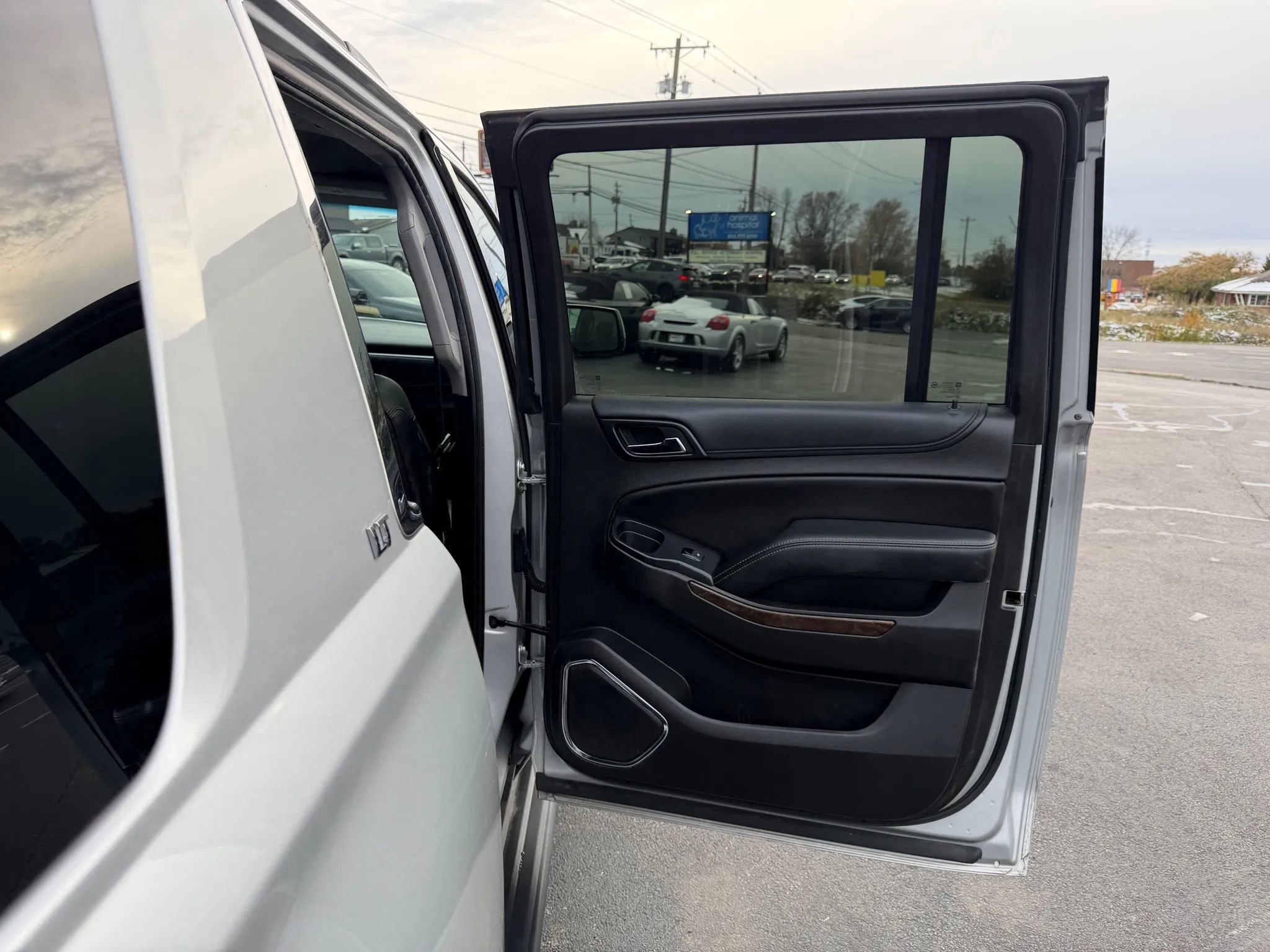 Used 2019 Chevrolet Suburban LT AWD/4WD image 43