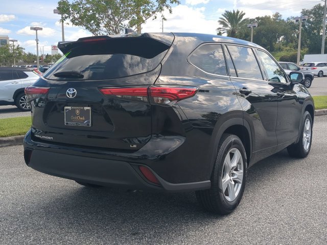 Used 2021 Toyota Highlander LE FWD image 4