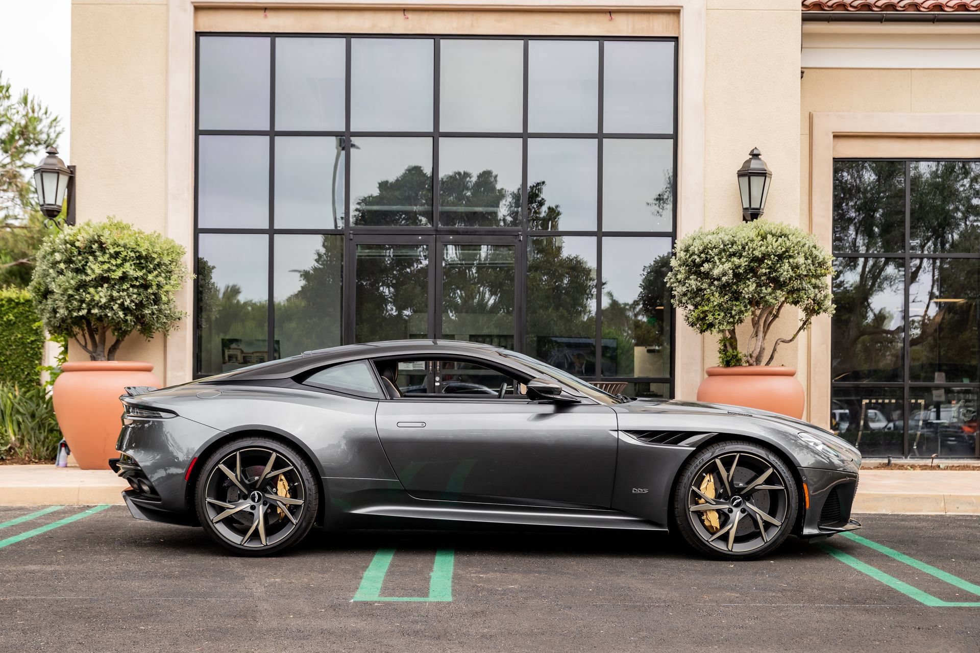 Used 2019 Aston Martin DBS Superleggera RWD image 18