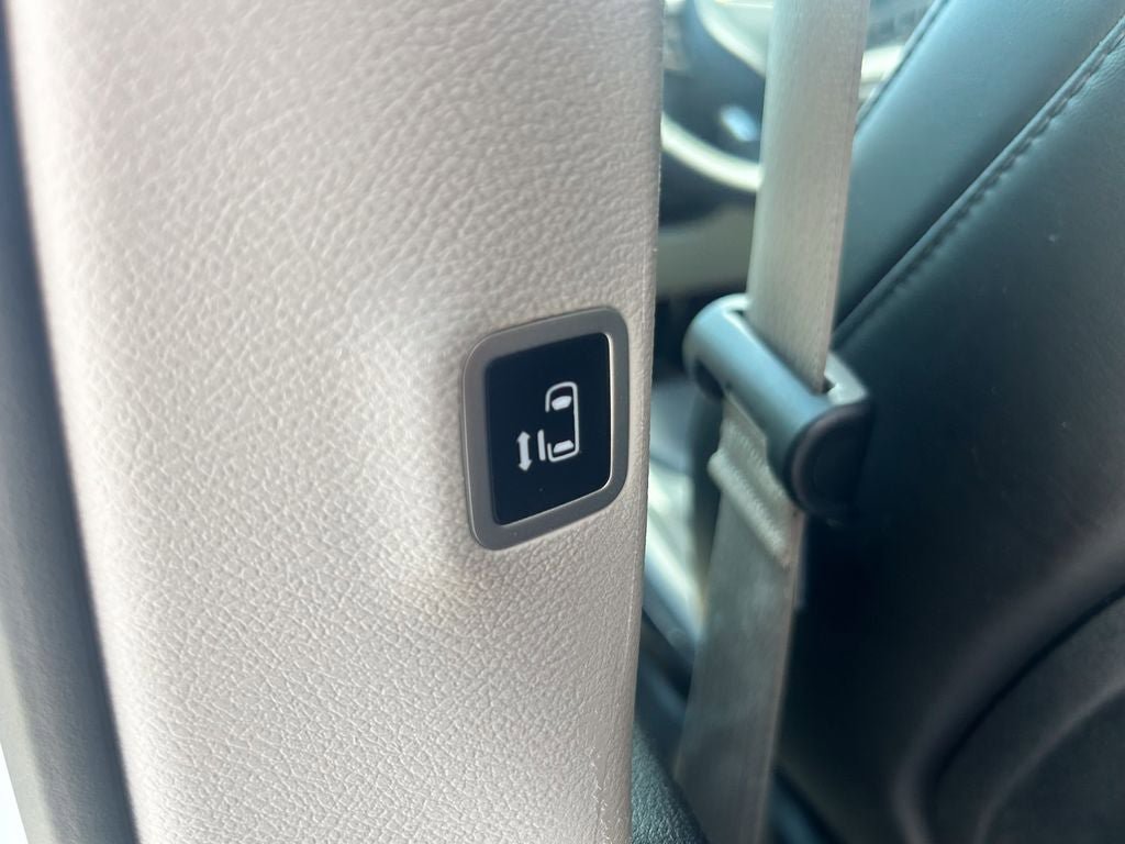Used 2023 Chrysler Pacifica Touring-L FWD image 16