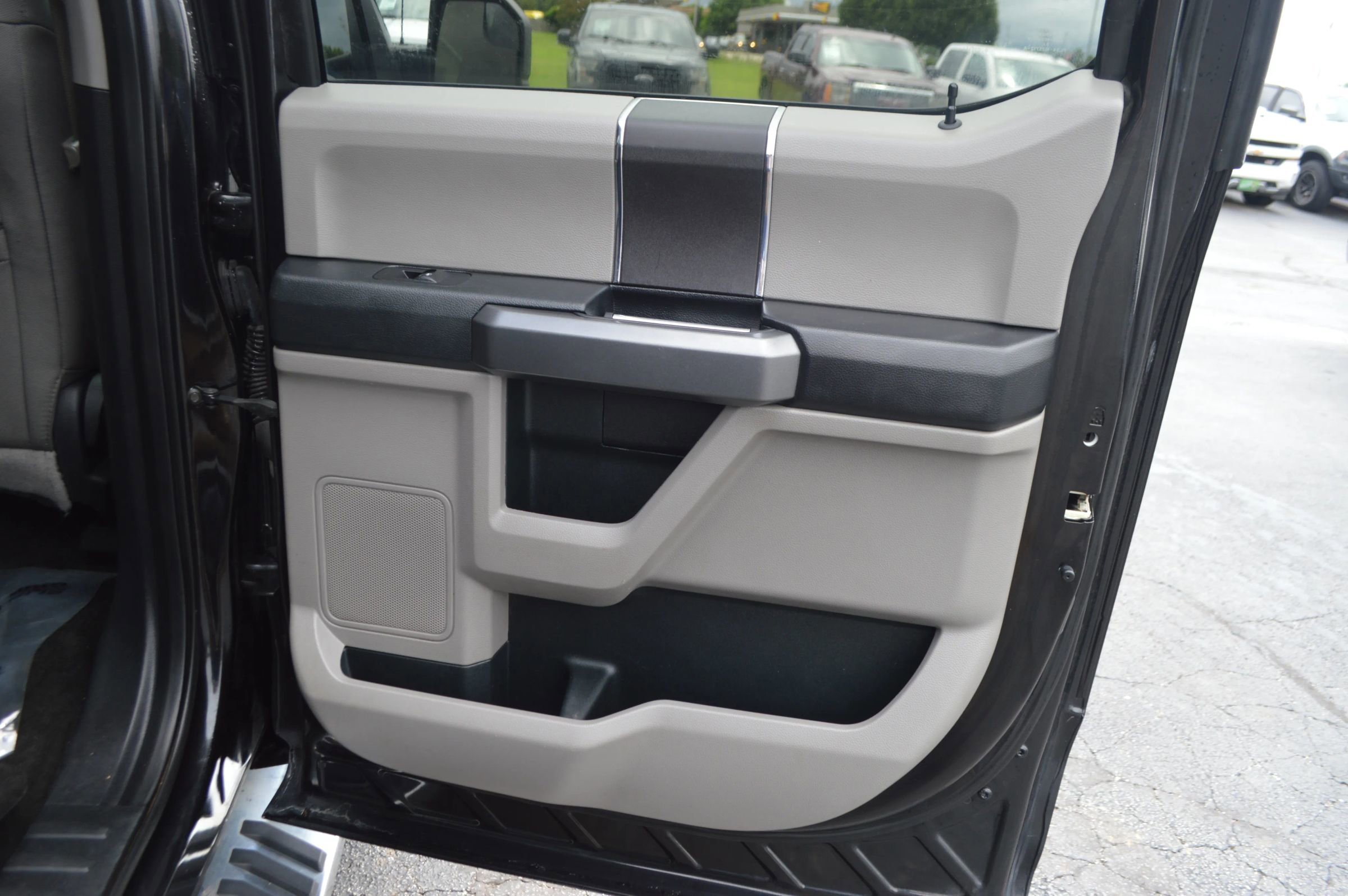 Used 2015 Ford F150 XLT image 25