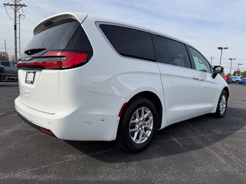 Used 2025 Chrysler Pacifica Select FWD image 5