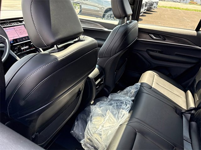 New 2025 Jeep Grand Cherokee Limited w/ Black Appearance Package image 30