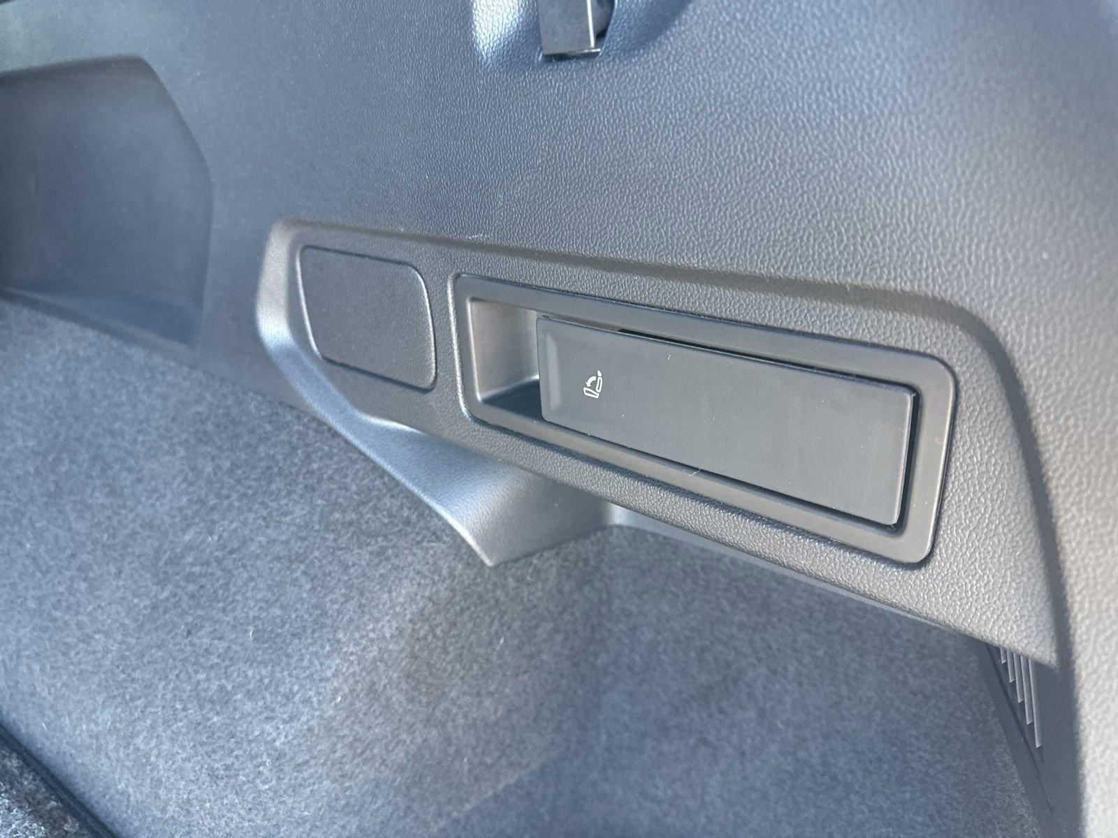 Certified 2022 Volkswagen Tiguan SEL R-Line image 34