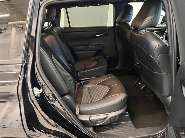 Used 2025 Toyota Highlander XSE AWD/4WD image 12