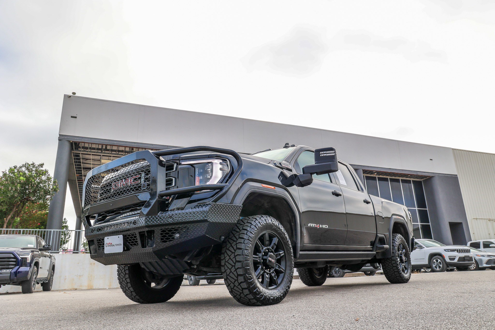 Used 2024 GMC Sierra 2500 AT4 w/ AT4 Premium Plus Package AWD/4WD image 3