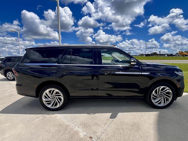 Used 2025 Lincoln Navigator Reserve AWD/4WD image 2