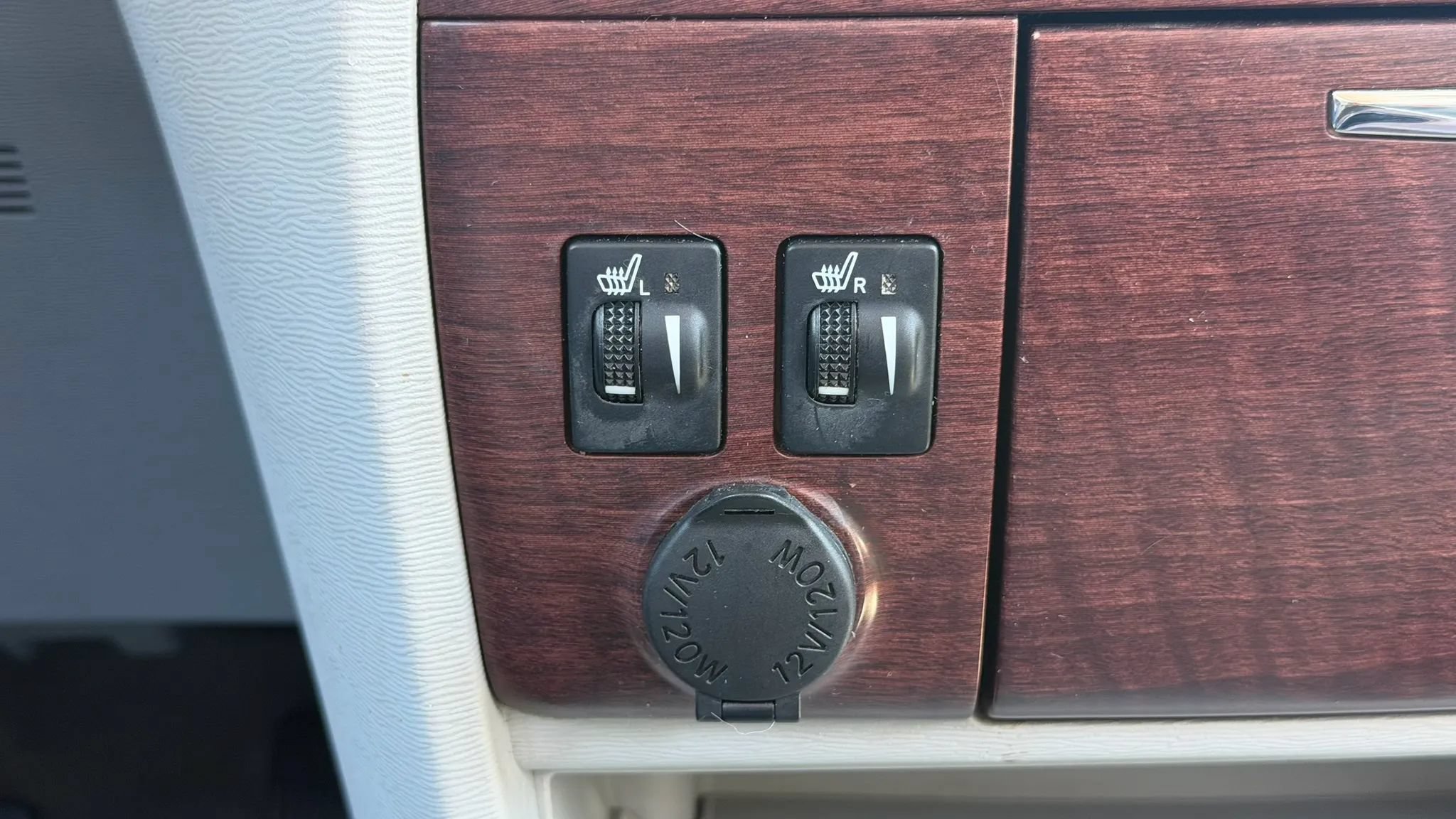 Used 2013 Toyota Sienna XLE FWD image 25