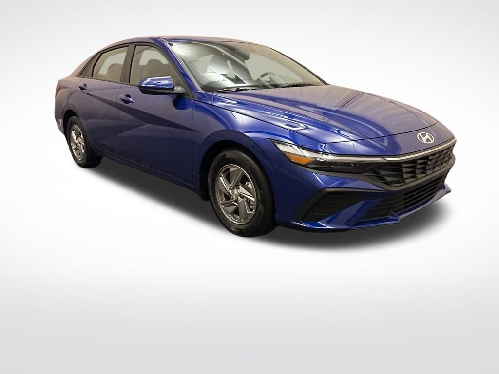 Certified 2025 Hyundai Elantra SE image 3