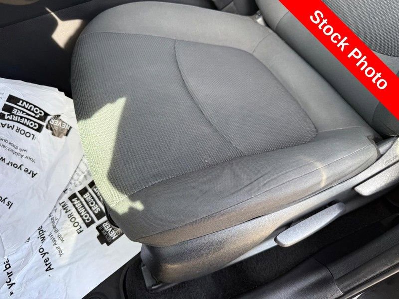 Used 2019 Toyota RAV4 LE AWD/4WD image 17