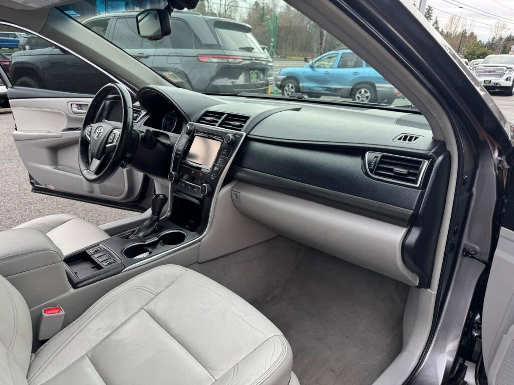 Used 2015 Toyota Camry XLE w/ Moonroof Package image 13
