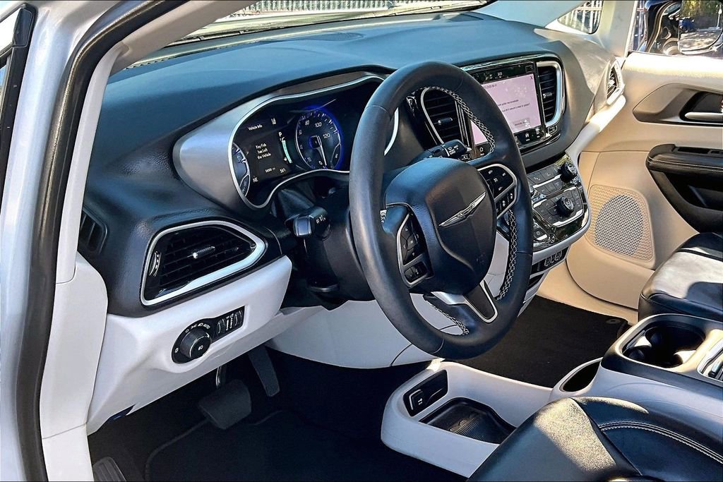 Used 2024 Chrysler Pacifica Touring-L image 15