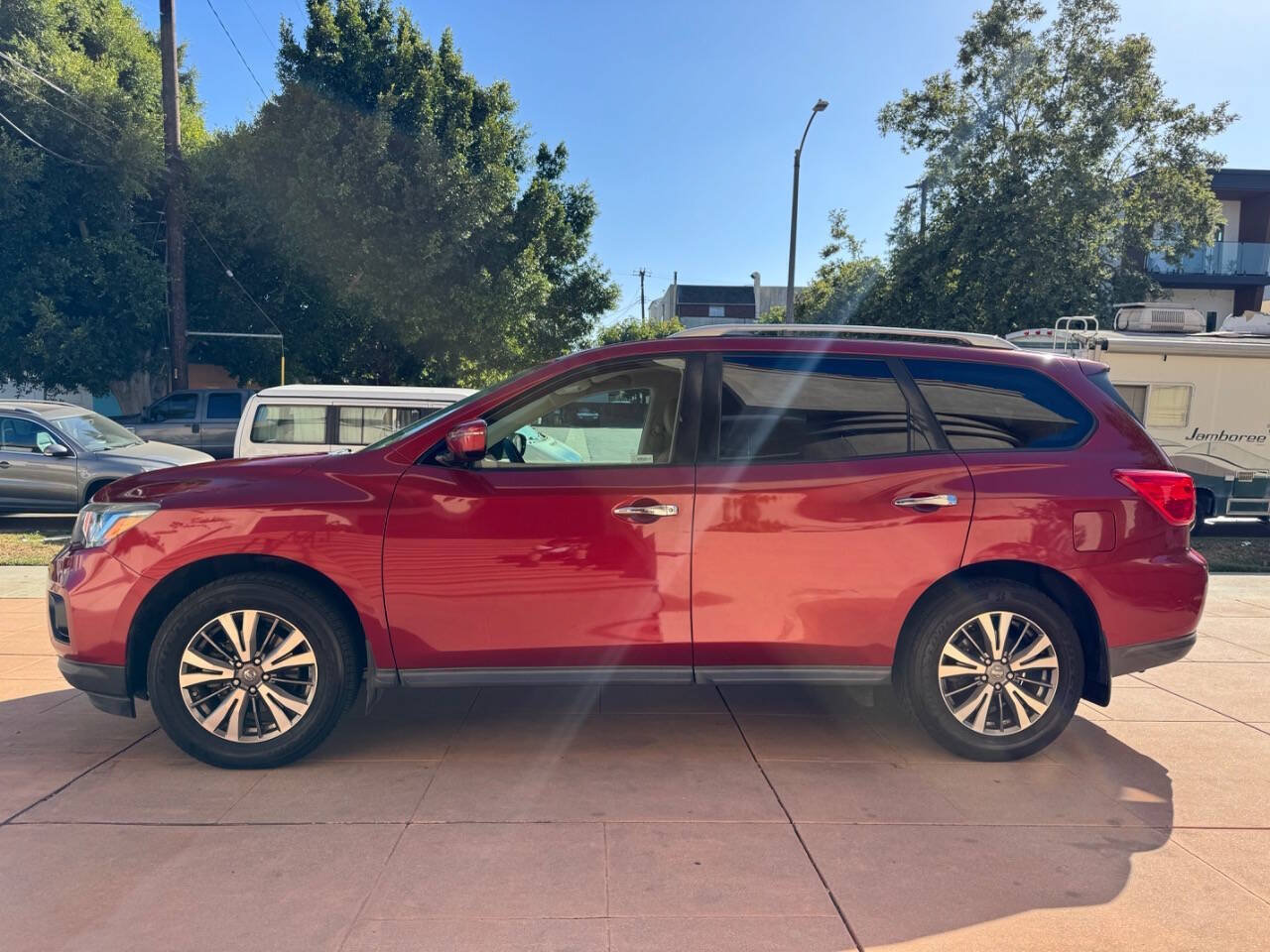 Used 2017 Nissan Pathfinder SV FWD image 3