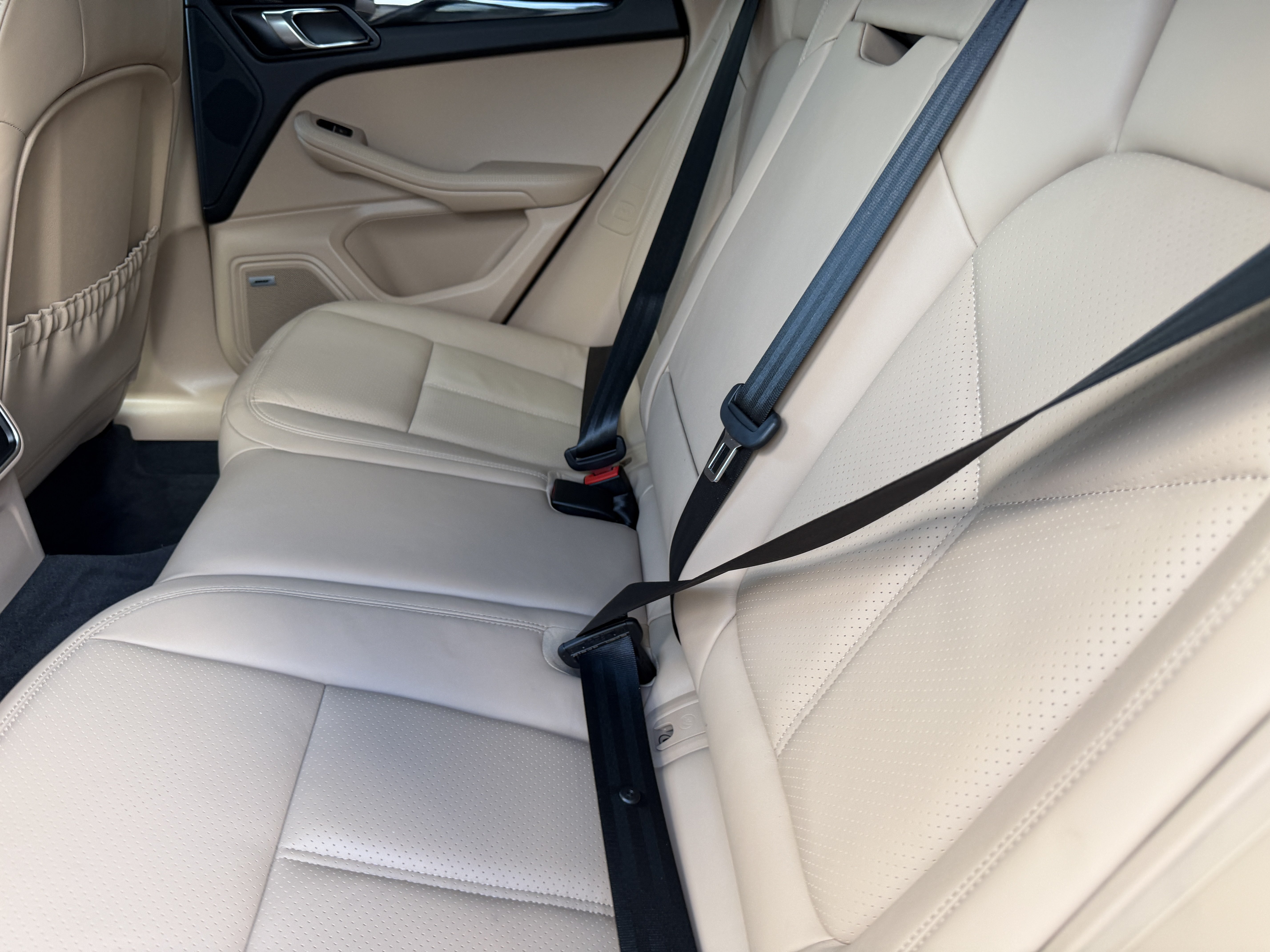 Certified 2023 Porsche Macan AWD/4WD image 18