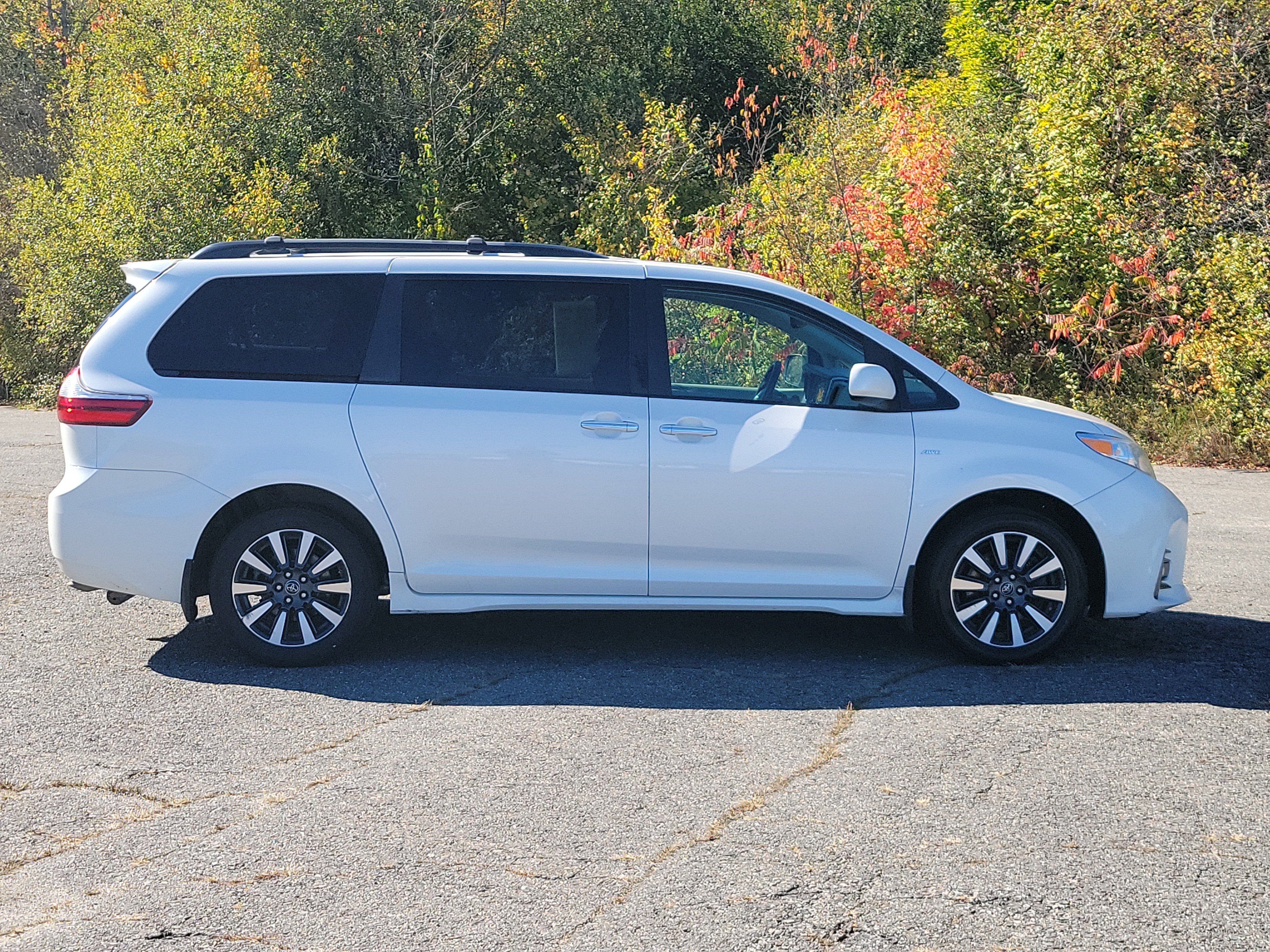 Used 2019 Toyota Sienna XLE Premium w/ Carpet Mat Package AWD/4WD image 4