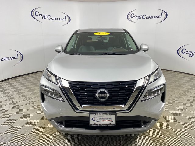 Used 2022 Nissan Rogue SV image 2