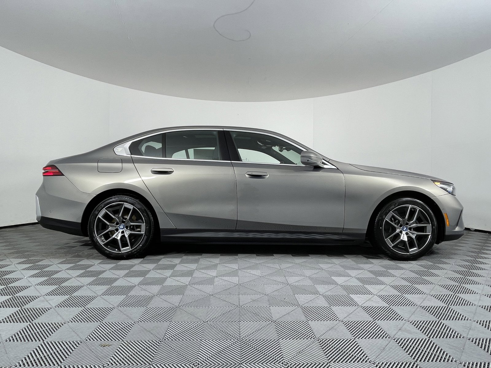 New 2024 BMW i5 eDrive40i w/ Premium Package image 10