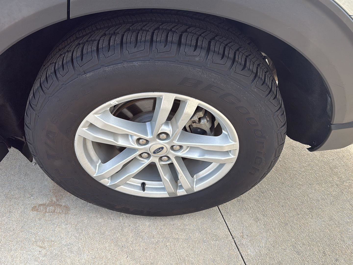 Used 2022 Ford Explorer XLT w/ Equipment Group 202A image 4