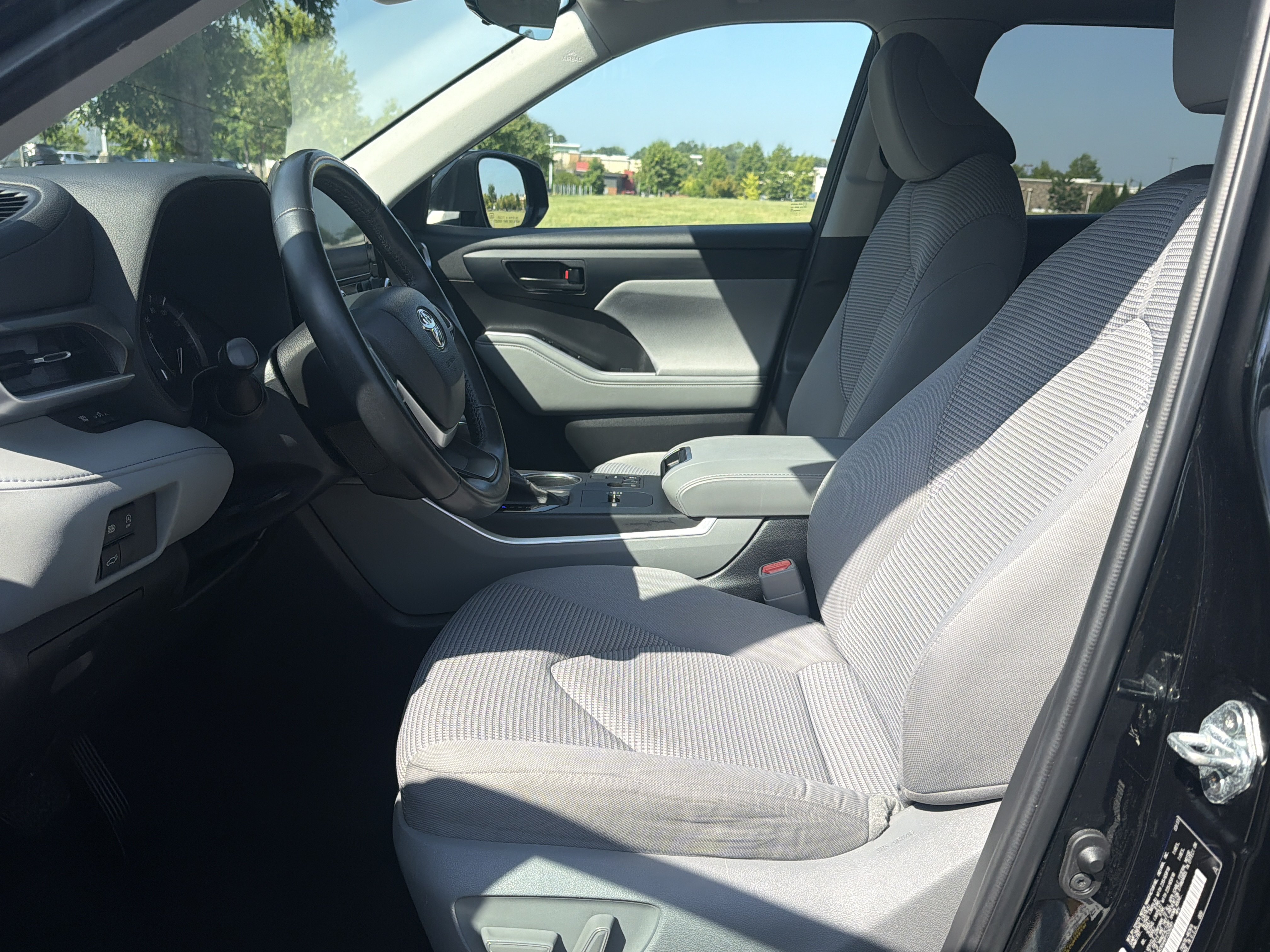 Used 2023 Toyota Highlander LE FWD image 24
