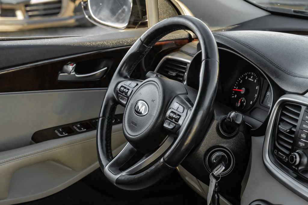 Used 2017 Kia Sorento LX w/ LX Convenience Package image 12