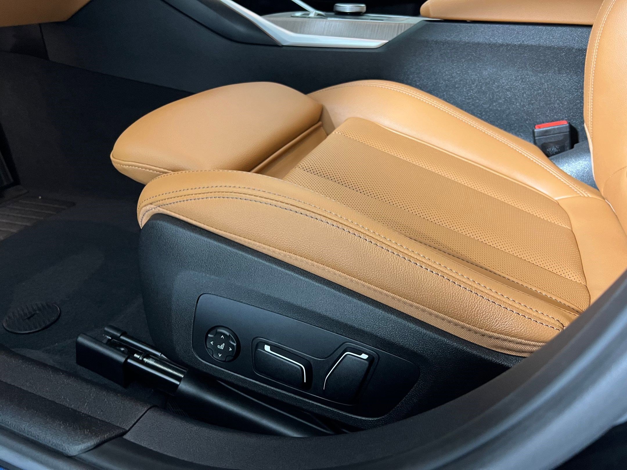 New 2025 BMW 330i xDrive Sedan w/ Convenience Package AWD/4WD image 12