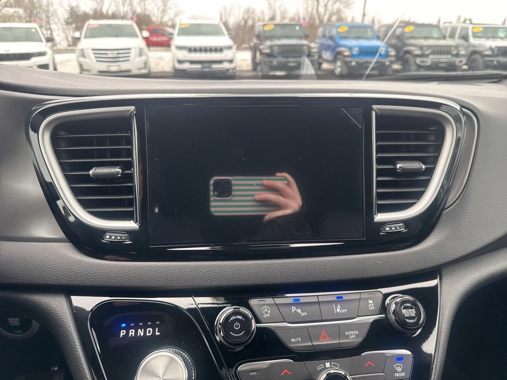 New 2026 Chrysler Voyager LX FWD image 30