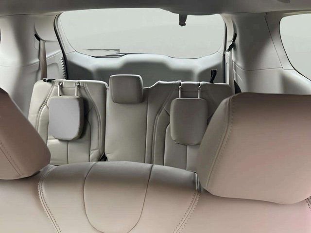 Used 2018 Chrysler Pacifica L image 6