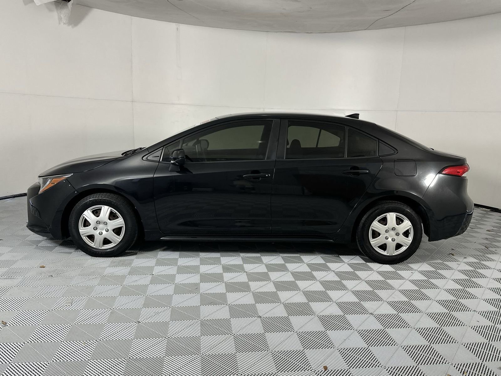 Used 2021 Toyota Corolla LE w/ LE Convenience Package FWD image 5