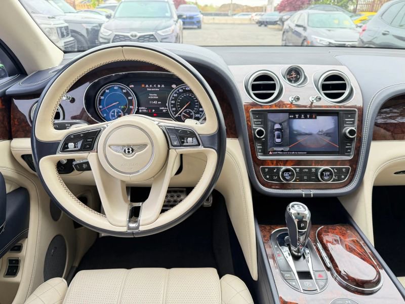 Used 2017 Bentley Bentayga AWD/4WD image 21