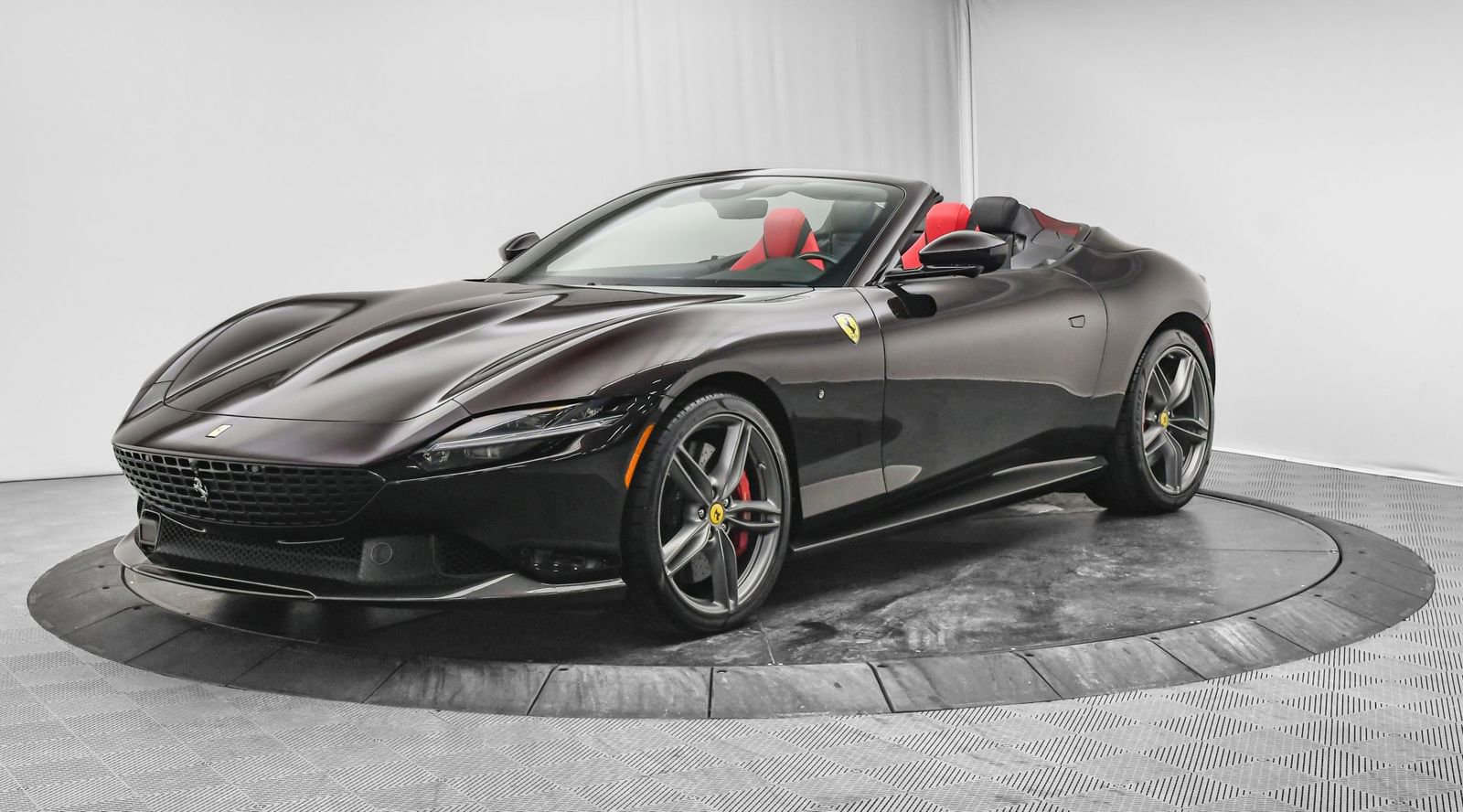Used 2024 Ferrari Roma Spider image 4