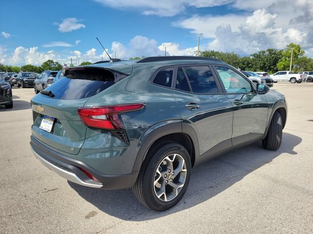 Used 2025 Chevrolet Trax LT FWD image 2