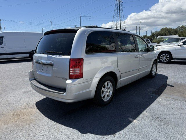 Used 2010 Chrysler Town & Country Touring FWD image 4