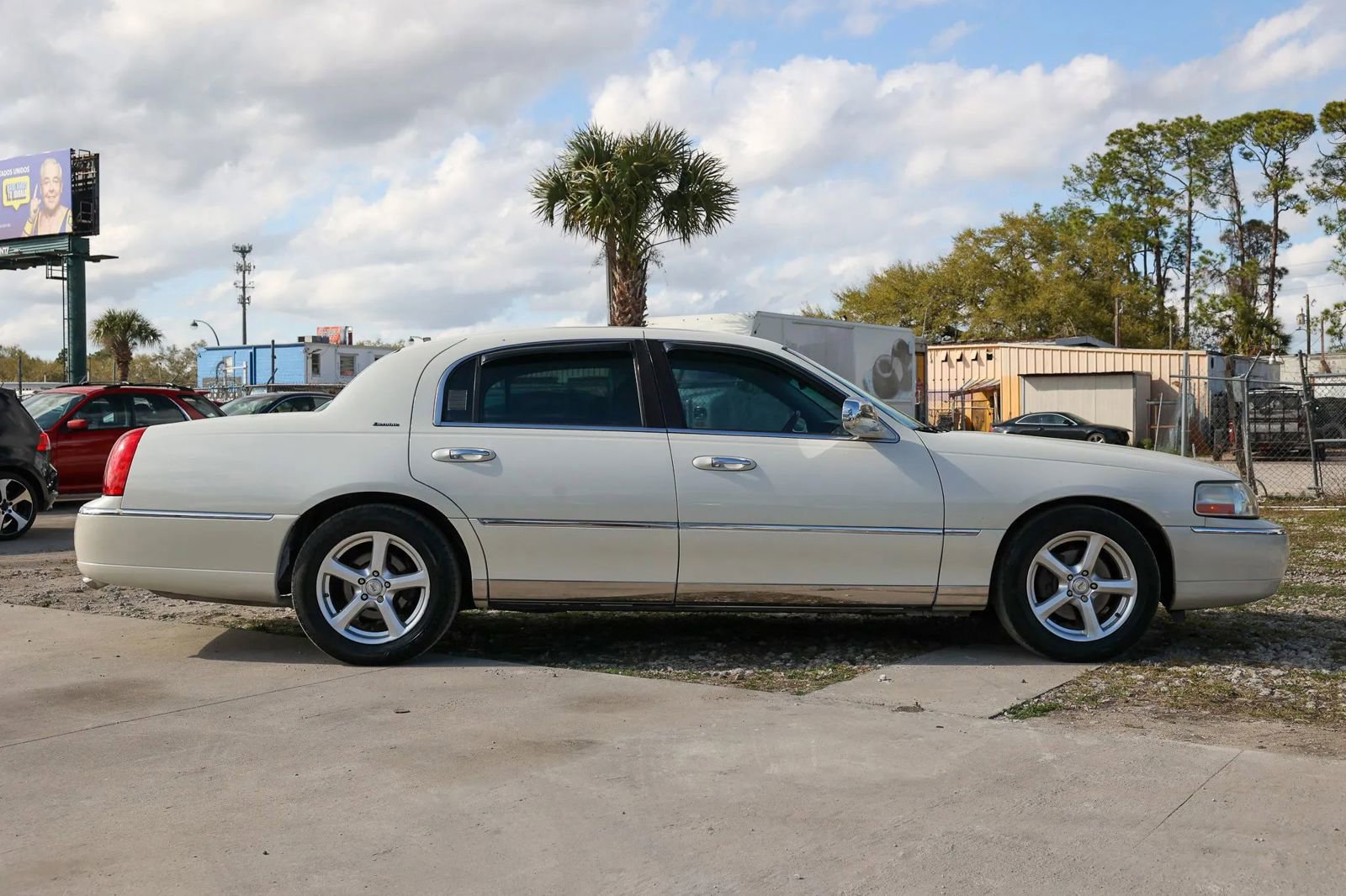 Used 2003 Lincoln Town Car Executive image 8