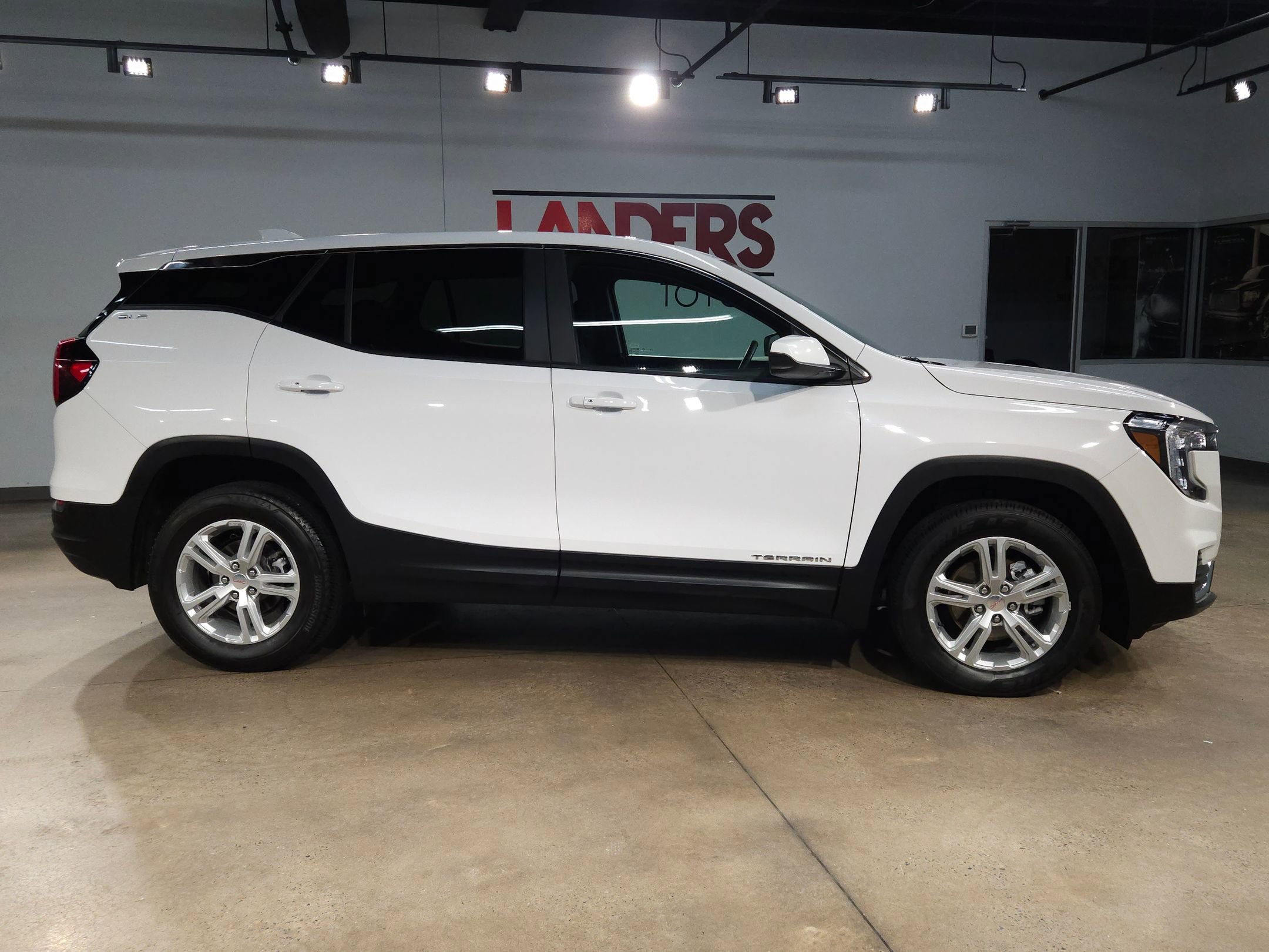 Used 2024 GMC Terrain SLE image 8