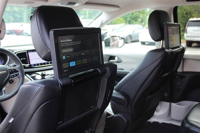 Used 2022 Chrysler Pacifica Touring-L w/ Uconnect Theater Family Group AWD/4WD image 24