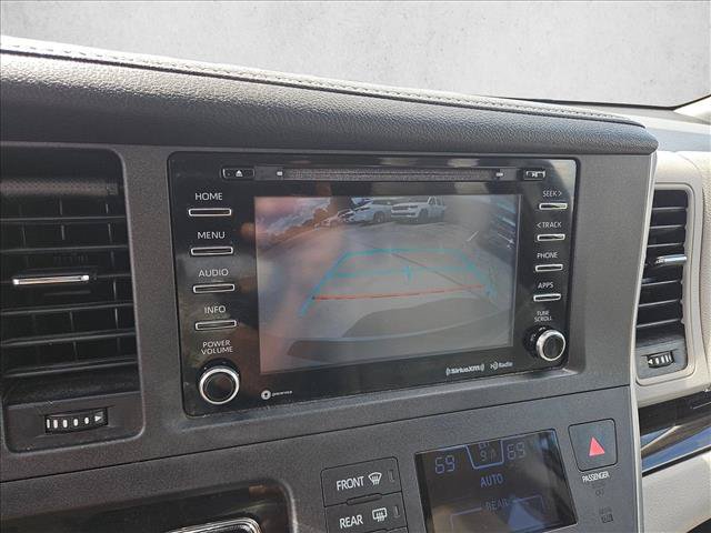 Used 2018 Toyota Sienna XLE FWD image 19