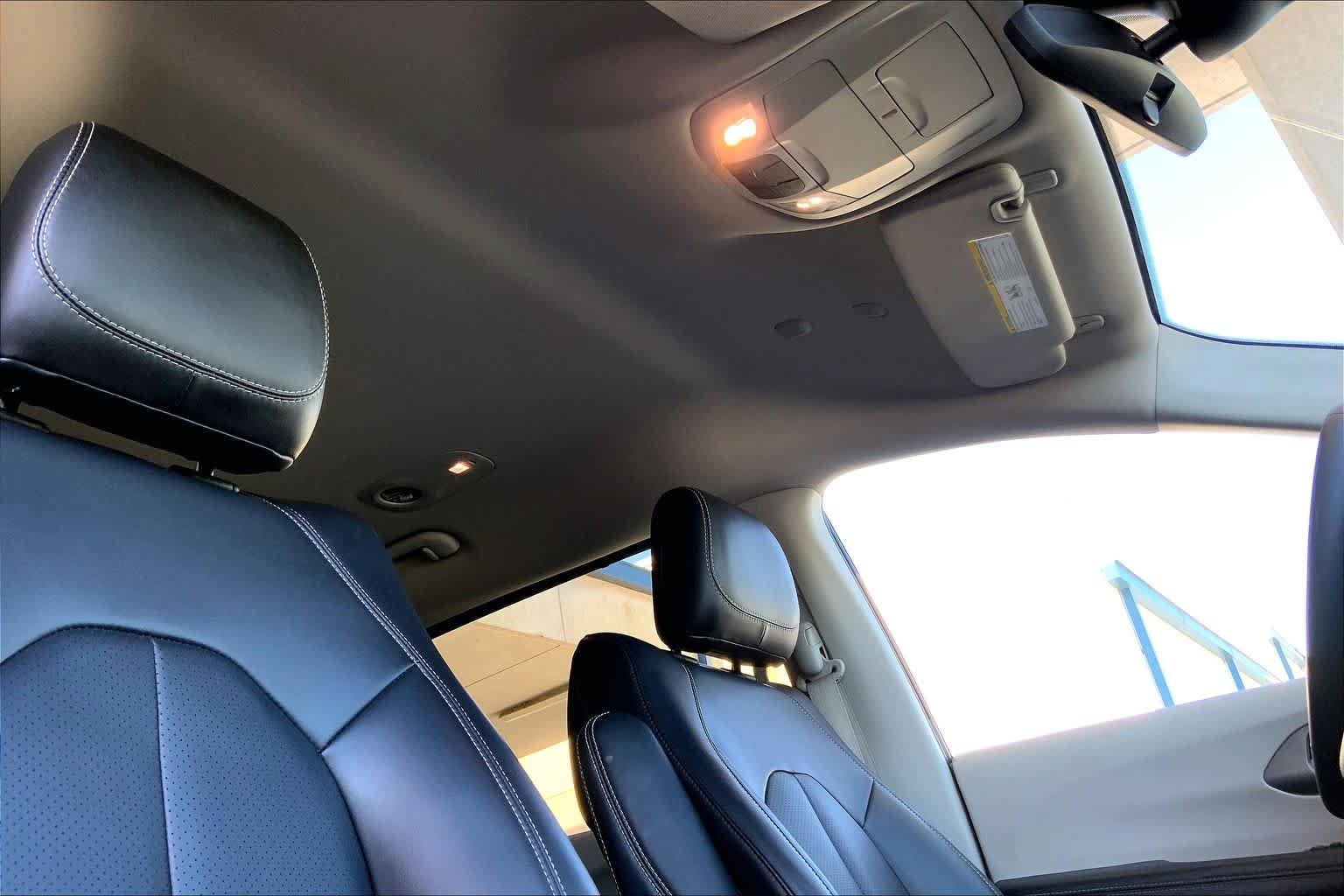 Used 2023 Chrysler Pacifica Touring-L FWD image 14